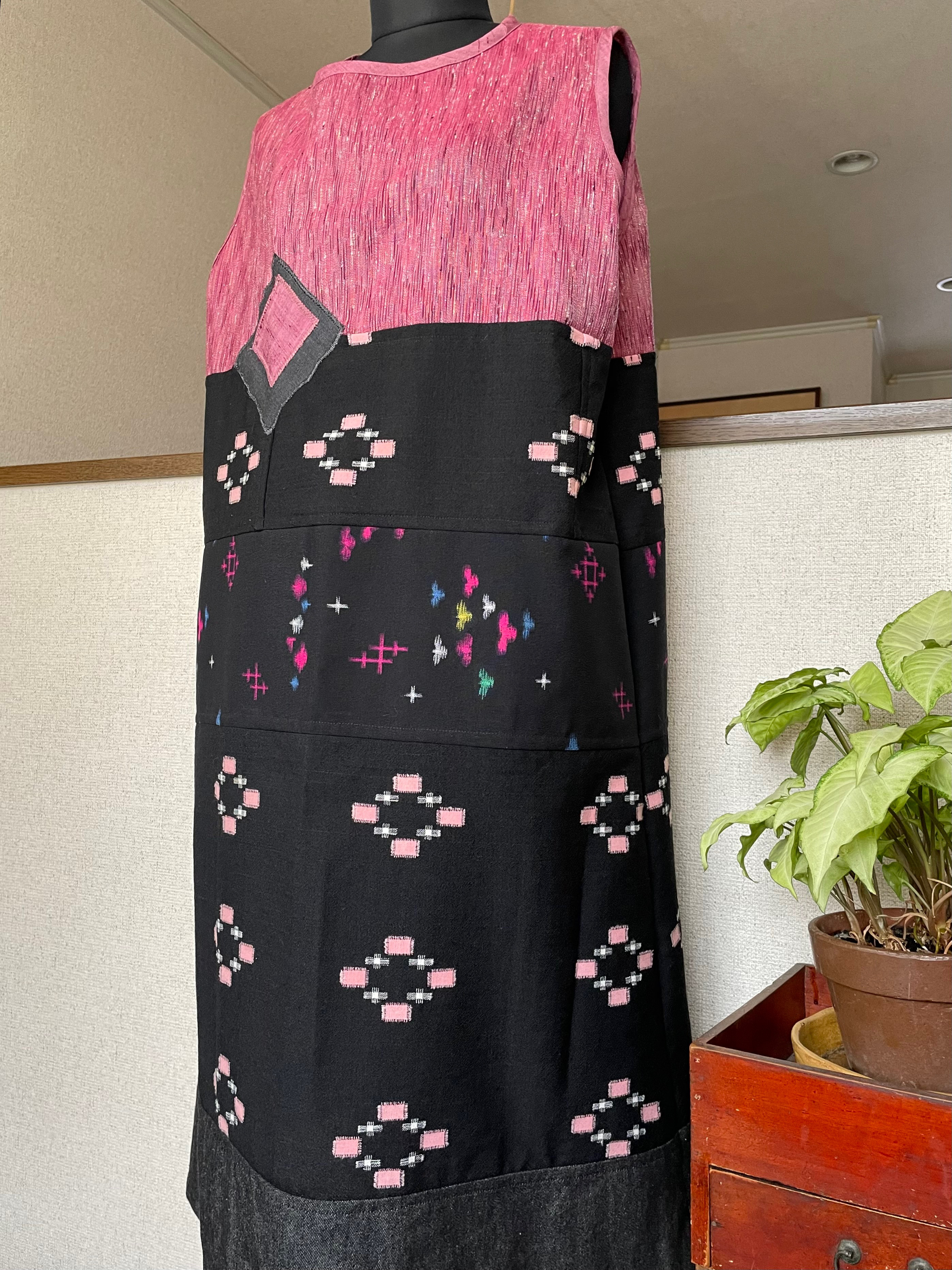 【着物リメイク】着物ジャンパースカート　着物色々ワンピース　黒ピンク系