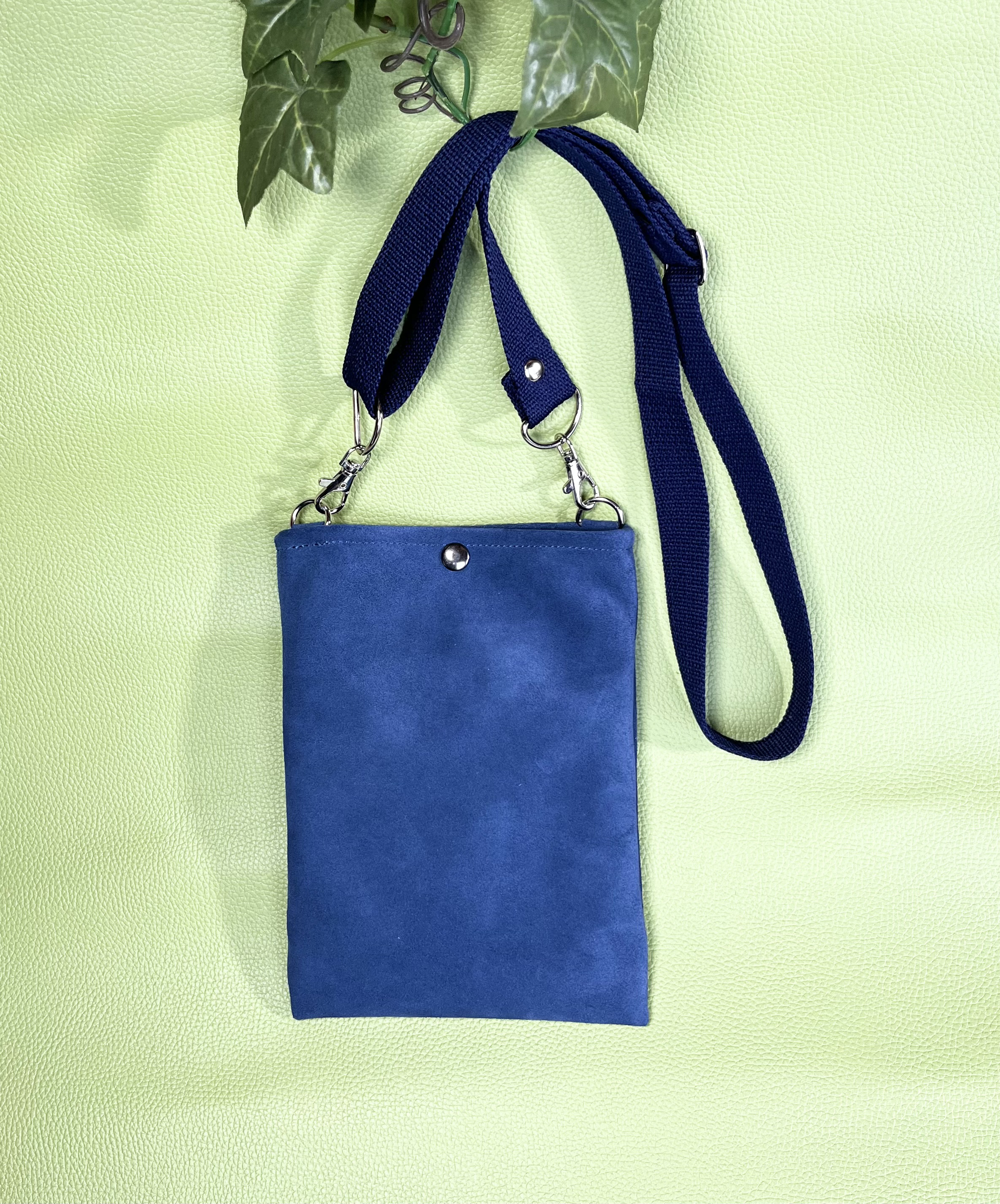 高級感のある本革スマホポシェット イタリア製ベロア革 デニムブルー 内側シルク生地・ポケット付 サコッシュ