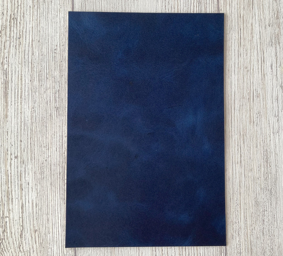 国産 藍染め牛革（キップ）・はがきサイズ2枚セット、本革 3枚目の画像