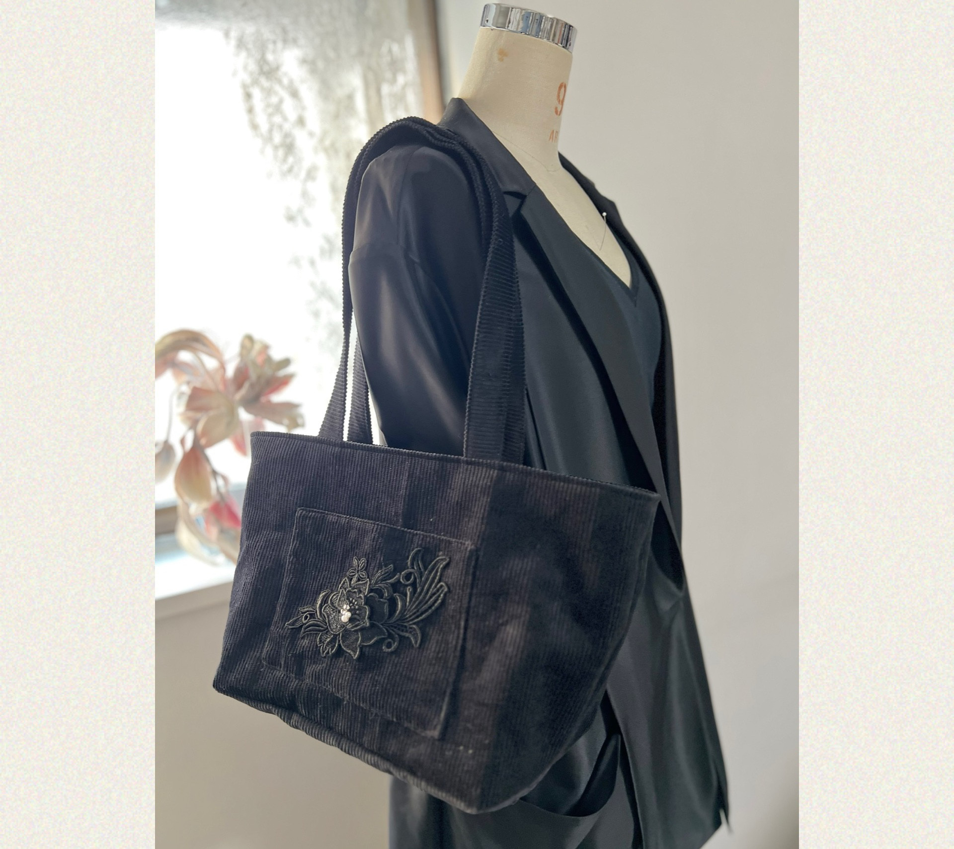 送料無料中❤️横長マルシェバッグ❤️ブラックコーデュロイ❤️ブラック薔薇レース❤️スワロ選択❤️可愛いポケット　入学式