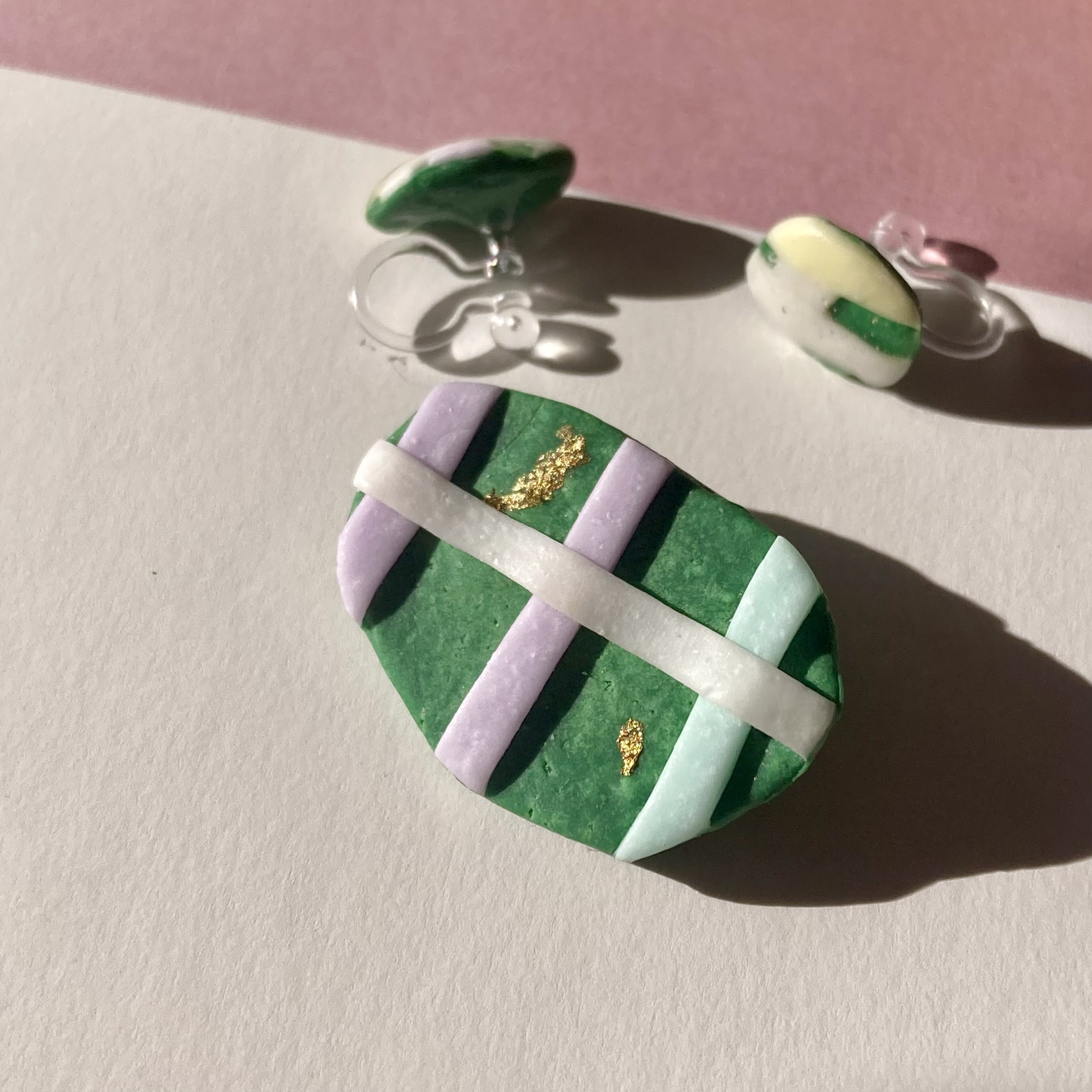 春色　チェック柄　ブローチ&イヤリング　セット　金属アレルギー対応　ノンホールピアス