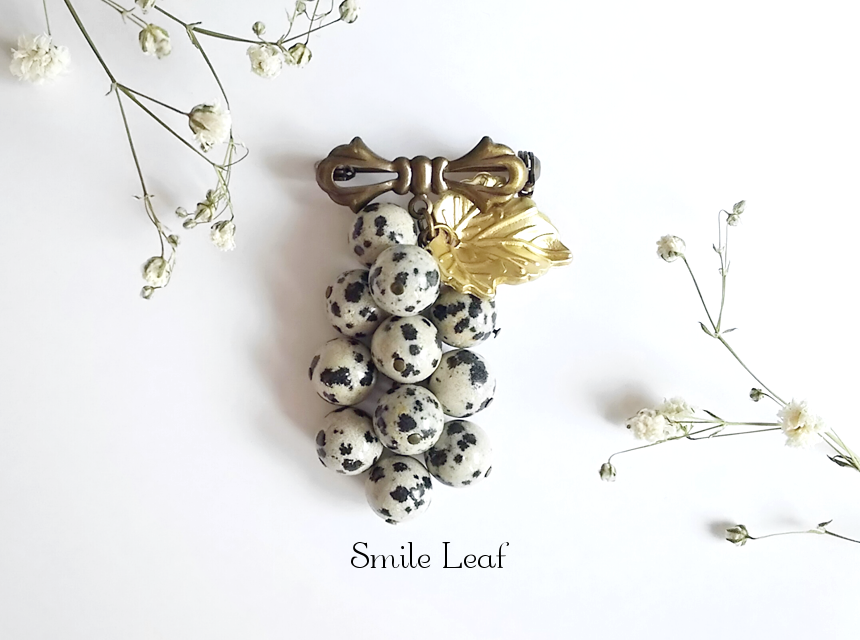 ダルメシアンジャスパーの葡萄ブローチ