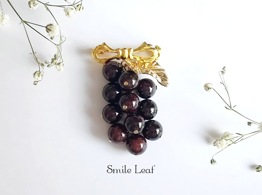 ガーネットの葡萄ブローチ