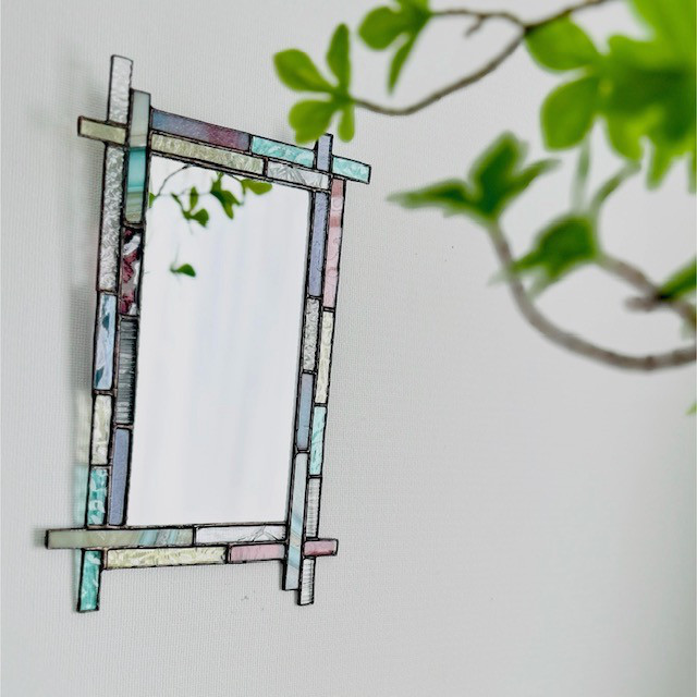 ガラスの鏡／壁かけウォールミラー／ステンドグラス／ランダムカラー