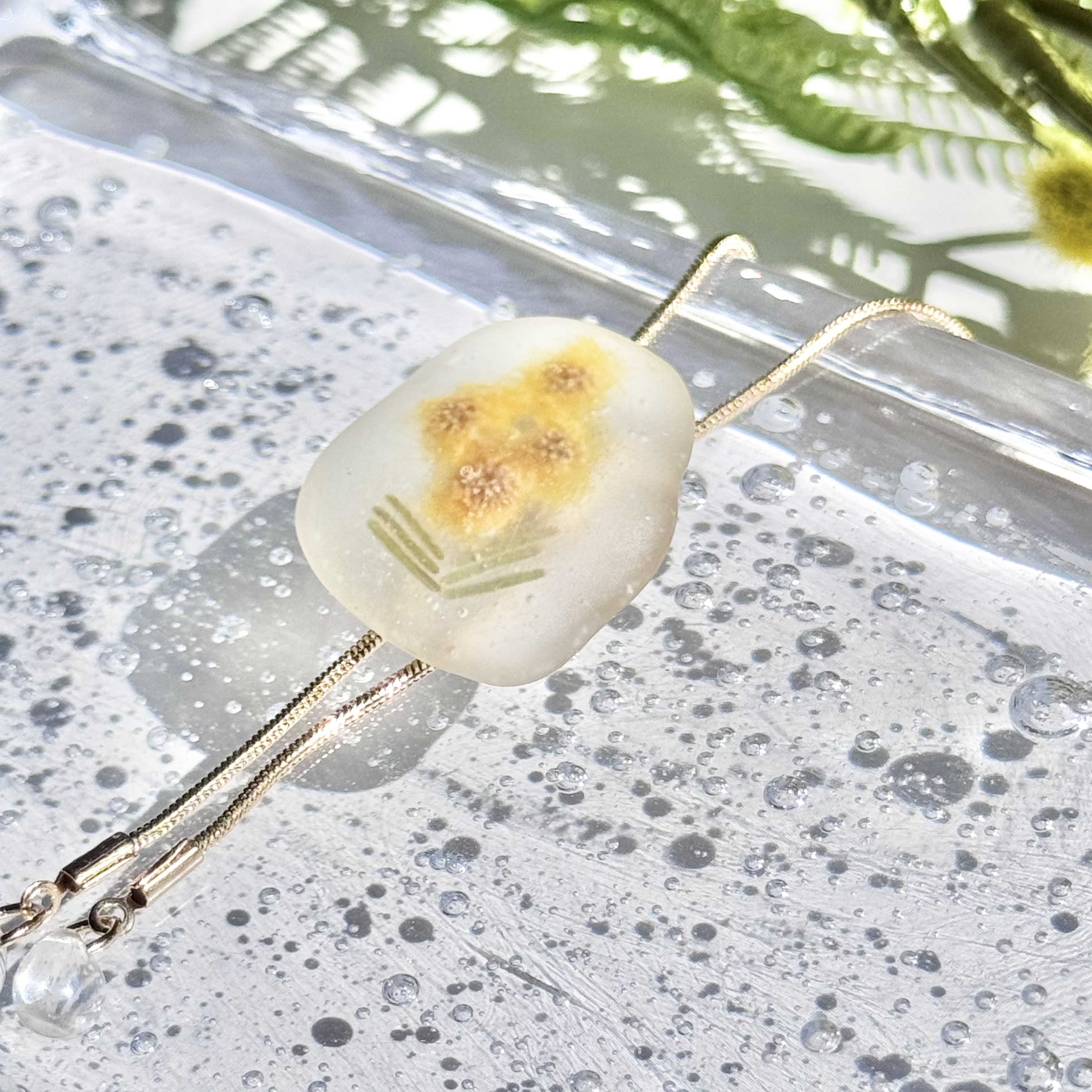 ミモザ × シーグラス┊植物標本のループタイ