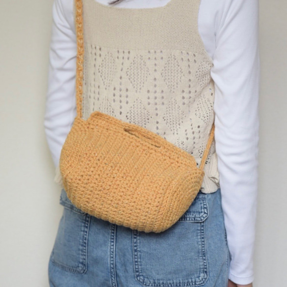 新作◆creema限定カラーあり◆3way仕様♥ロールショルダーバッグ＊横置き筒型の可愛らしい手編みバック◇ 2枚目の画像