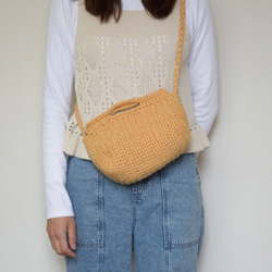 新作◆creema限定カラーあり◆3way仕様♥ロールショルダーバッグ＊横置き筒型の可愛らしい手編みバック◇ 3枚目の画像