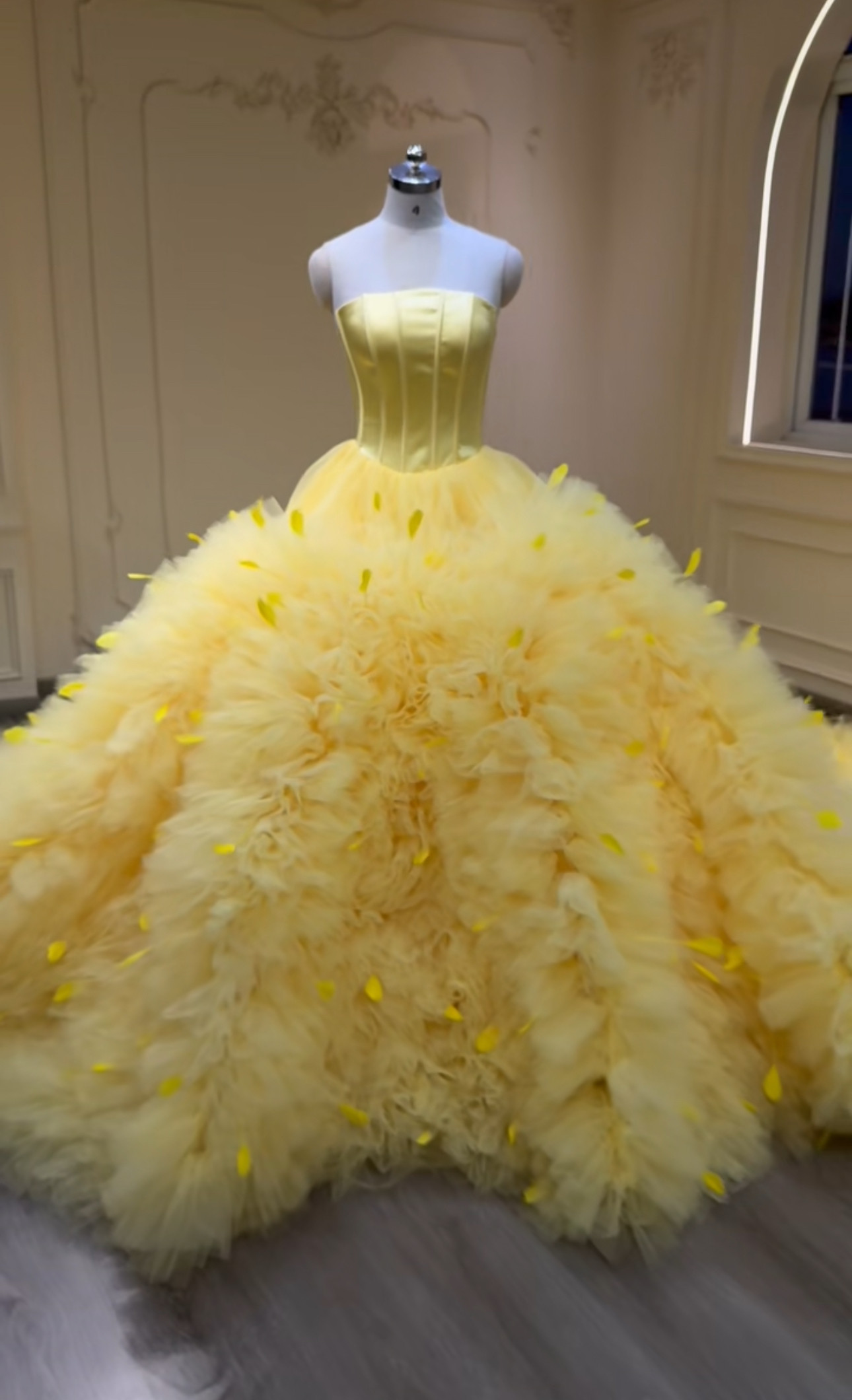 2025新作　イエロー　ギャザースカート　ソフトチュール　チューブトップ　袖無し　サテン　痩せて見える　パーティードレス