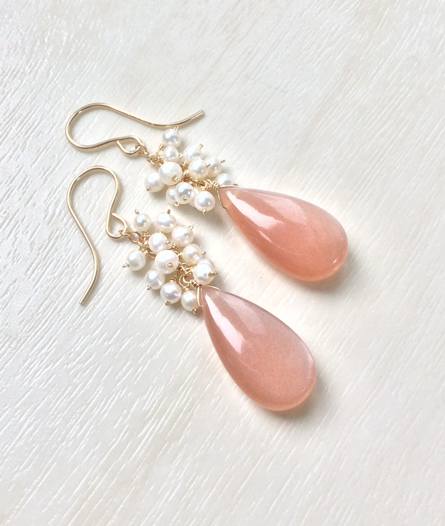 14kgf ピンクムーンストーンと淡水真珠のふさふさピアス