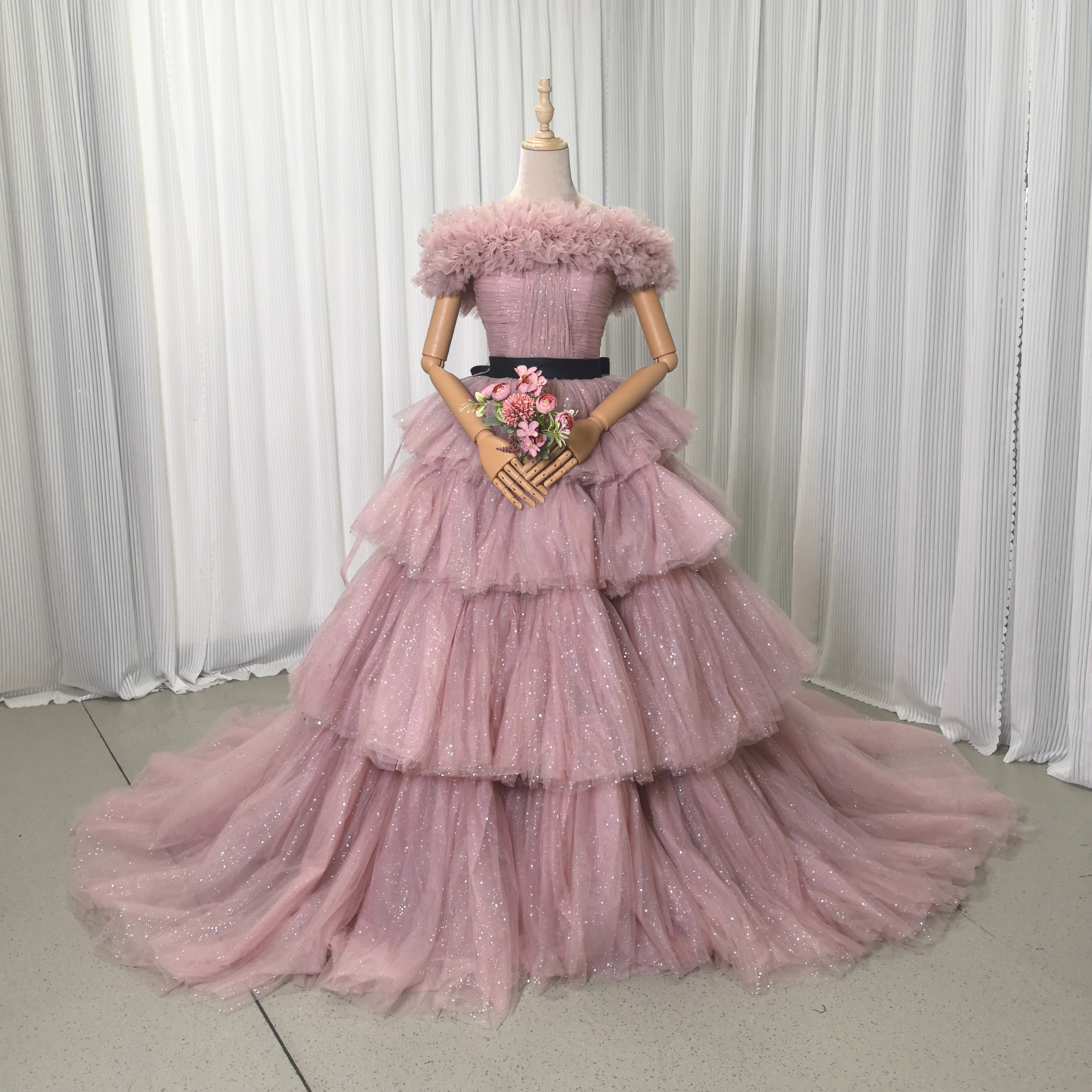 送料無料！カラードレス 取り外しオフショルダー ピンク キラキラグリッターチュール  結婚式 ティアードのドレス 花嫁