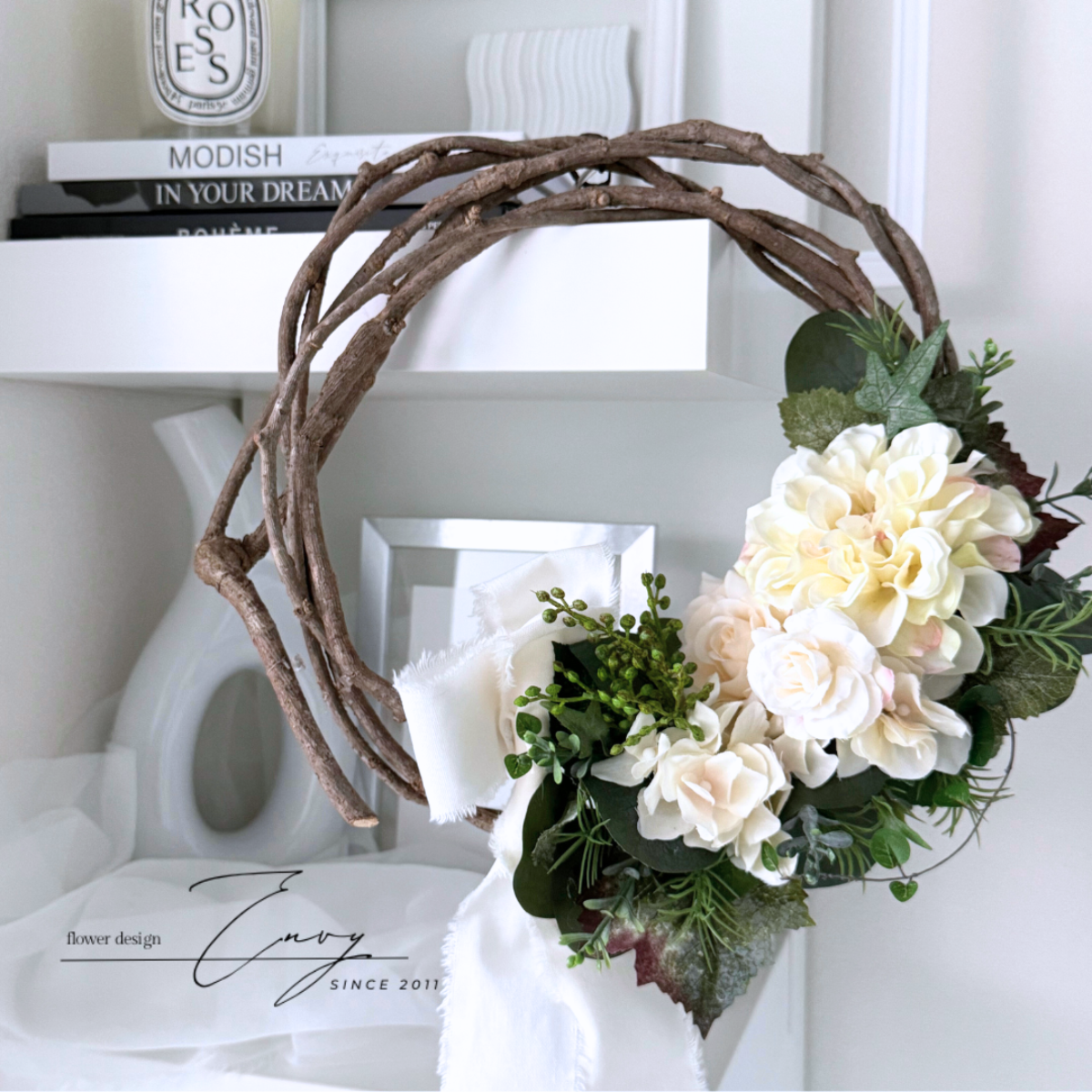 白ダリアとバラの造花リース｜おしゃれ玄関ドア♩｜枯れない花｜アーティフィシャルフラワー｜新築祝い、結婚祝いのギフトに最適