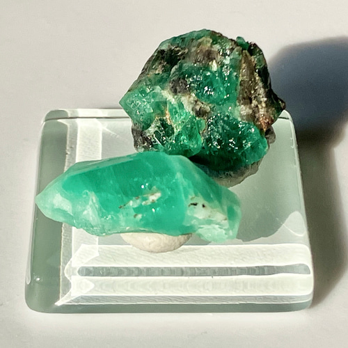 SALE価格】雲南省文山産 グリーンベリル エメラルドのミニ原石 2個