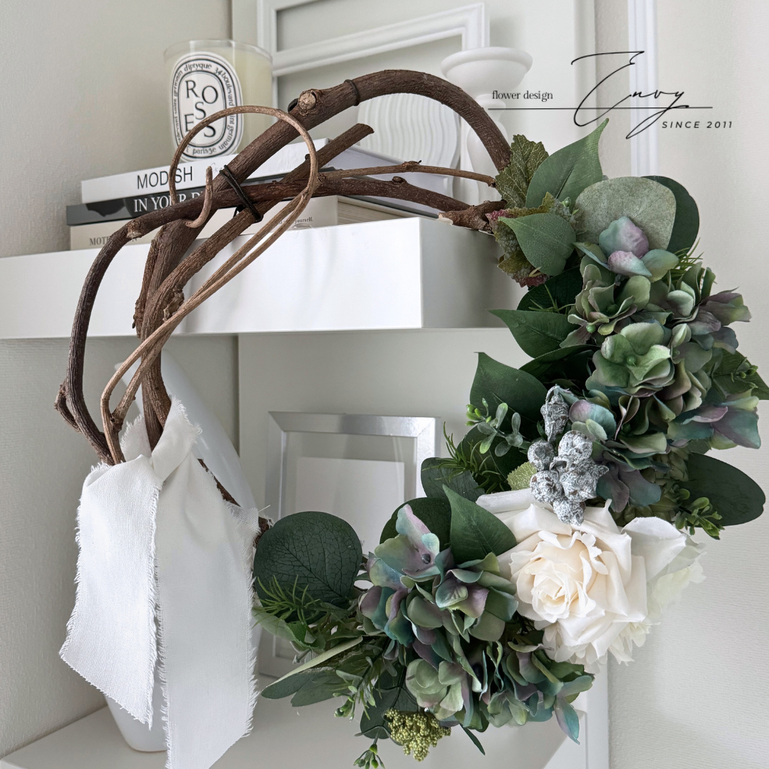 玄関ドアリース｜アーティフィシャルフラワーのリース｜くすみブルー×ホワイトのナチュラルリース｜フェイクグリーン・造花使用