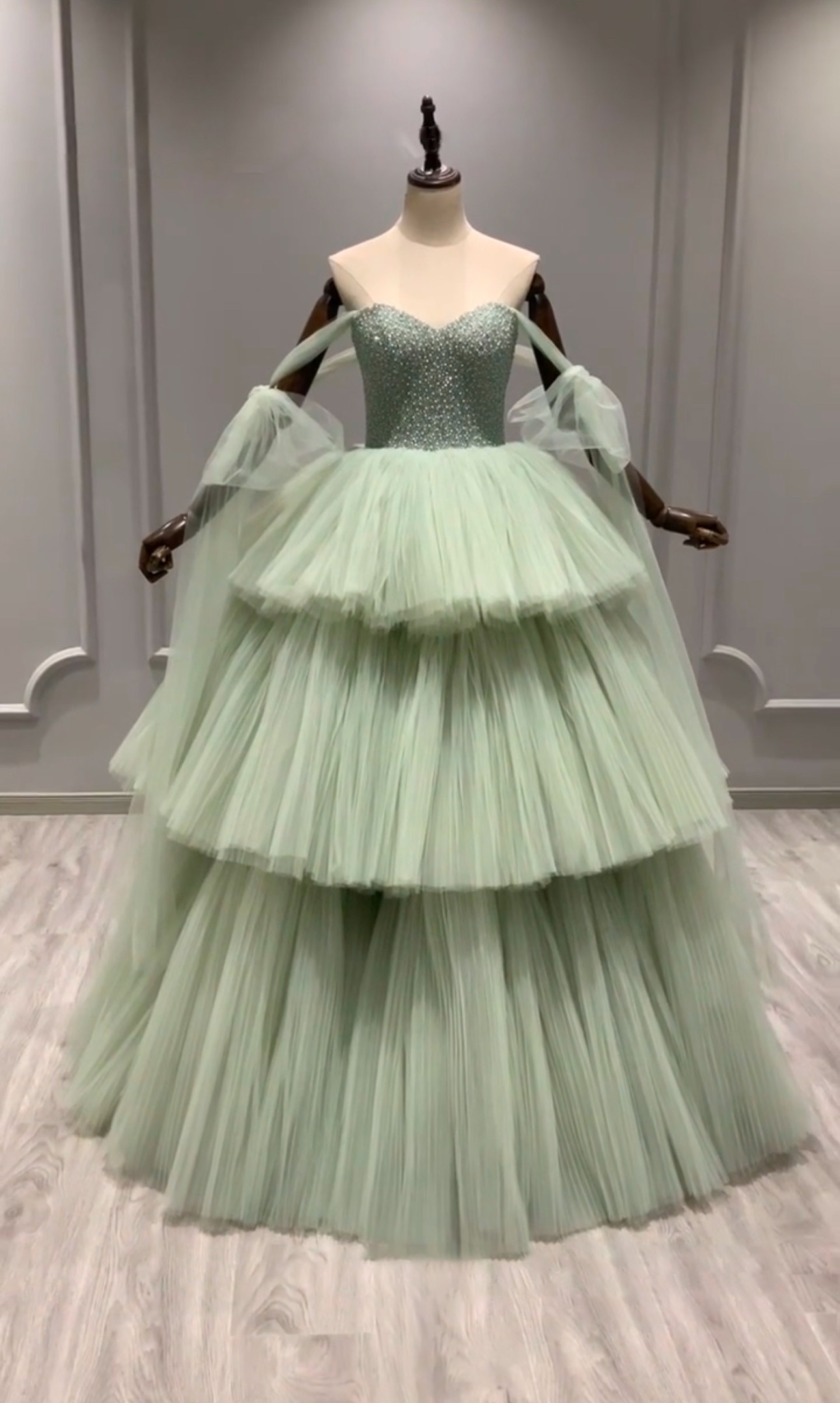 抜群のおしゃれ見え　スレンダーライン　カラー変更可能　オフショルダー　多層チュール　緑グリーン　フロアー丈前撮り結婚式