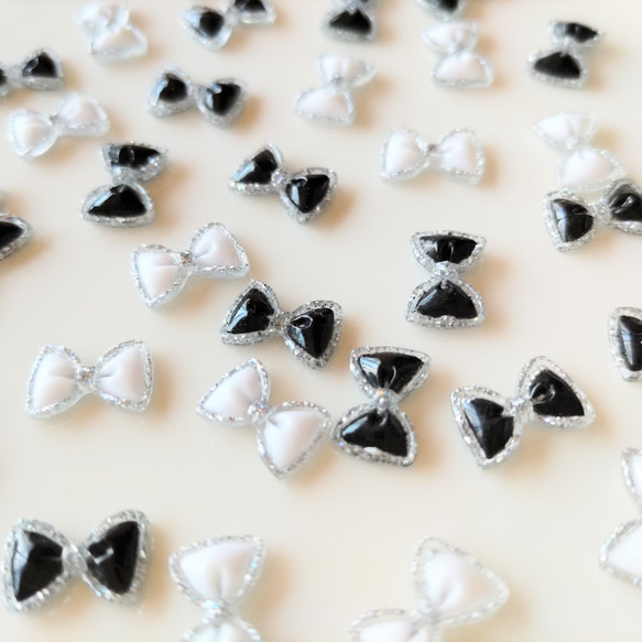 7.5×11mm　シルバーラメフレーム　小さなリボンのデコパーツ　モノトーン２色×２５個　合計50個セット　PN10 7枚目の画像