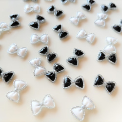 7.5×11mm　シルバーラメフレーム　小さなリボンのデコパーツ　モノトーン２色×２５個　合計50個セット　PN10 6枚目の画像