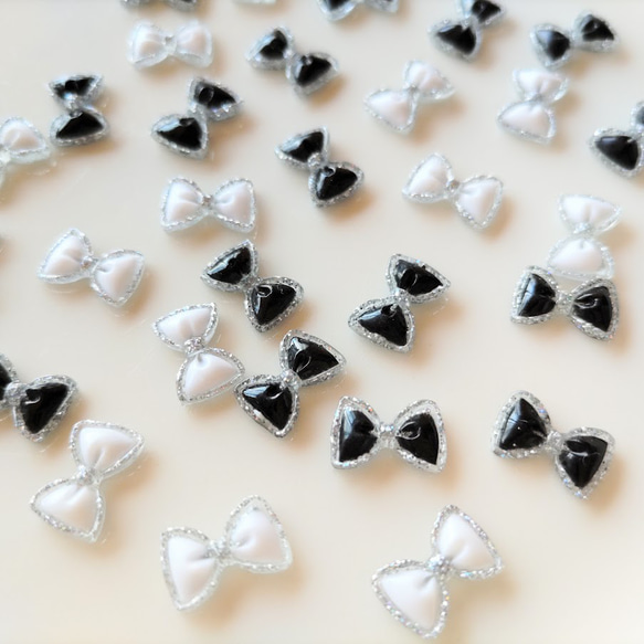 7.5×11mm　シルバーラメフレーム　小さなリボンのデコパーツ　モノトーン２色×２５個　合計50個セット　PN10 6枚目の画像