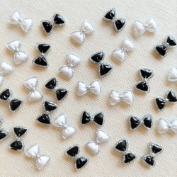 7.5×11mm　シルバーラメフレーム　小さなリボンのデコパーツ　モノトーン２色×２５個　合計50個セット　PN10 3枚目の画像