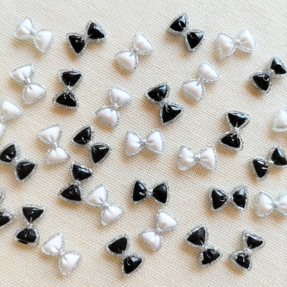 7.5×11mm　シルバーラメフレーム　小さなリボンのデコパーツ　モノトーン２色×２５個　合計50個セット　PN10 3枚目の画像