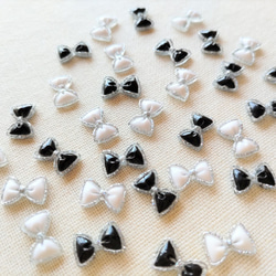 7.5×11mm　シルバーラメフレーム　小さなリボンのデコパーツ　モノトーン２色×２５個　合計50個セット　PN10 4枚目の画像