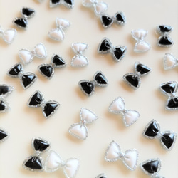 7.5×11mm　シルバーラメフレーム　小さなリボンのデコパーツ　モノトーン２色×２５個　合計50個セット　PN10 2枚目の画像