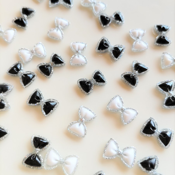 7.5×11mm　シルバーラメフレーム　小さなリボンのデコパーツ　モノトーン２色×２５個　合計50個セット　PN10 2枚目の画像