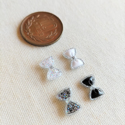 7.5×11mm　シルバーラメフレーム　小さなリボンのデコパーツ　モノトーン２色×２５個　合計50個セット　PN10 13枚目の画像