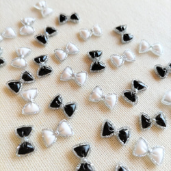 7.5×11mm　シルバーラメフレーム　小さなリボンのデコパーツ　モノトーン２色×２５個　合計50個セット　PN10 5枚目の画像