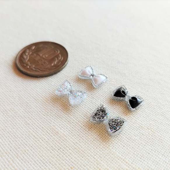 7.5×11mm　シルバーラメフレーム　小さなリボンのデコパーツ　モノトーン２色×２５個　合計50個セット　PN10 12枚目の画像