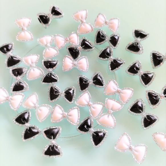 7.5×11mm　シルバーラメフレーム　小さなリボンのデコパーツ　モノトーン２色×２５個　合計50個セット　PN10 9枚目の画像