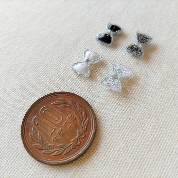 7.5×11mm　シルバーラメフレーム　小さなリボンのデコパーツ　モノトーン２色×２５個　合計50個セット　PN10 11枚目の画像
