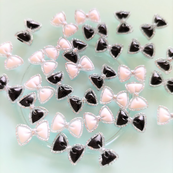 7.5×11mm　シルバーラメフレーム　小さなリボンのデコパーツ　モノトーン２色×２５個　合計50個セット　PN10 8枚目の画像