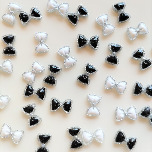 7.5×11mm　シルバーラメフレーム　小さなリボンのデコパーツ　モノトーン２色×２５個　合計50個セット　PN10 1枚目の画像