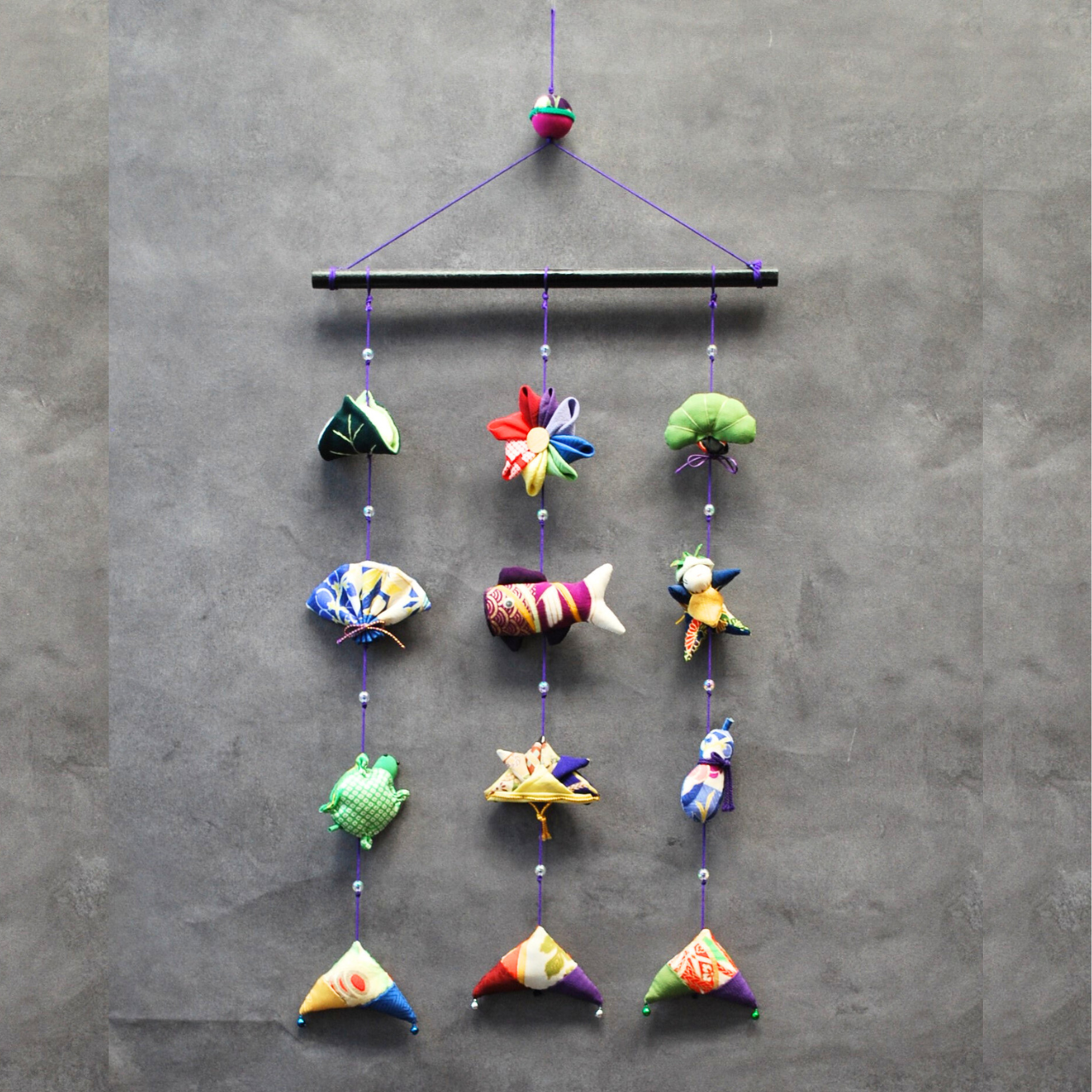 願いをつなぐ 五月飾り(壁掛け)　正絹古布使用の一点物　こどもの日・端午の節句・初節句のお祝いに世界で一つの贈り物