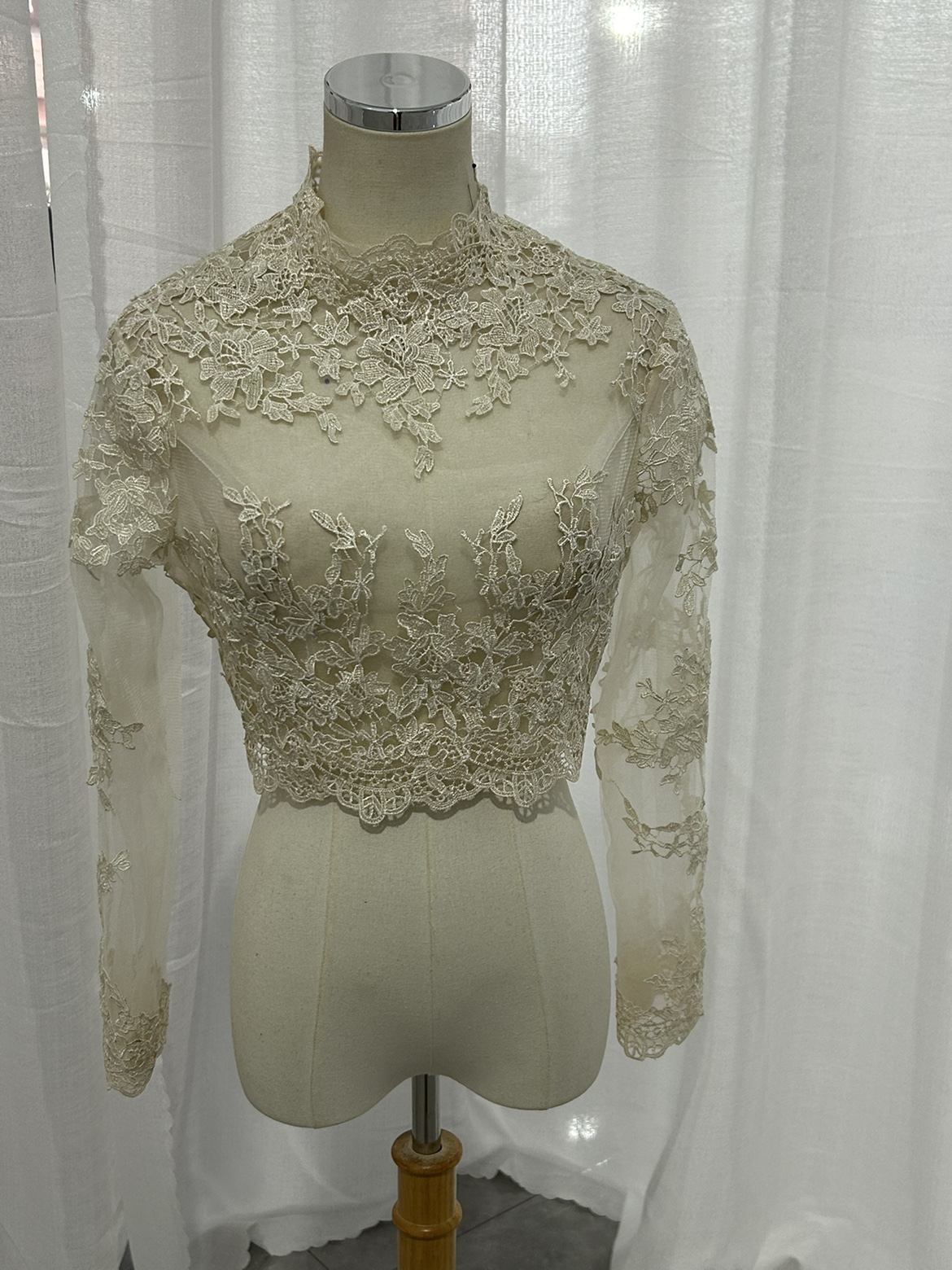 ボレロ アイボリー ハイネック 長袖 上品花レース くるみボタン 結婚式