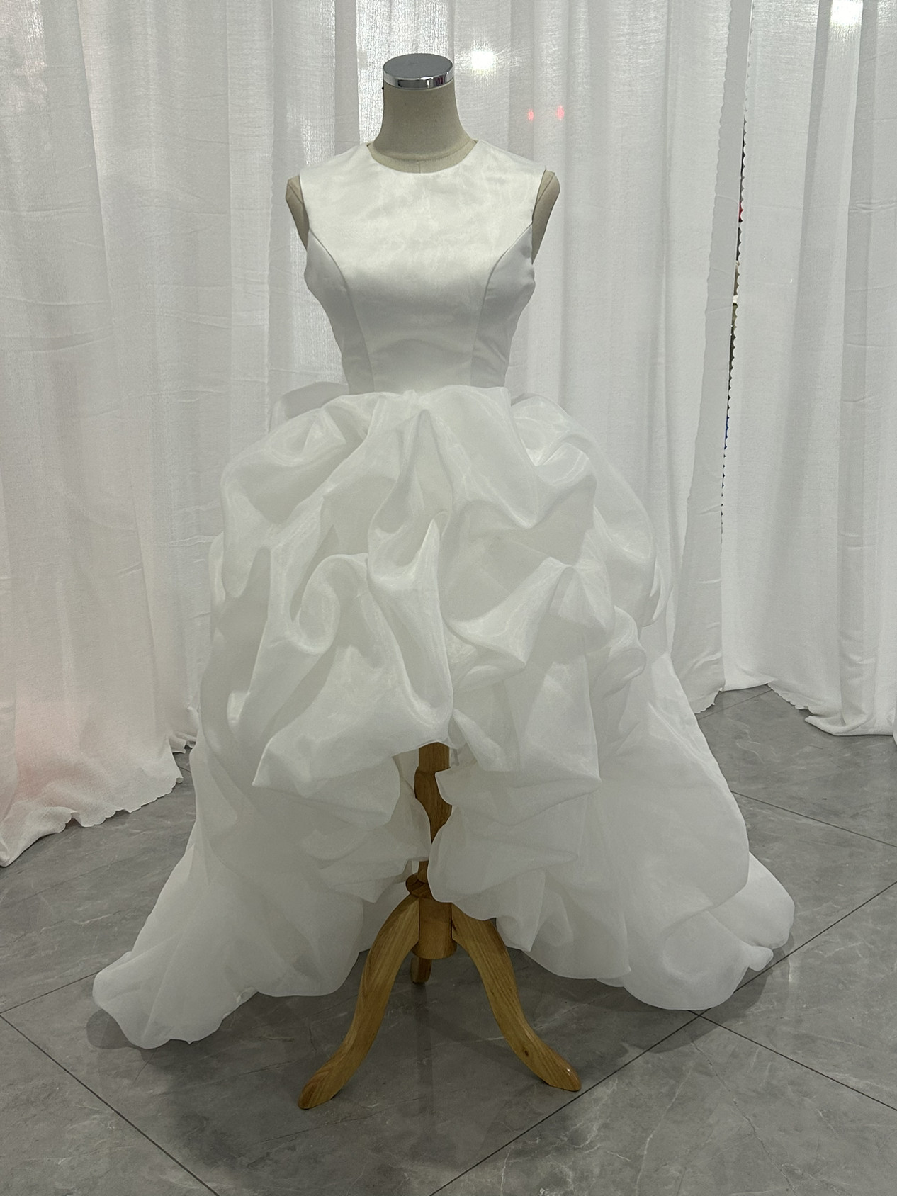 新作！ウエディングドレス　フィッシュテール　ふわふわバルーンスカート　ボリュームドレス　ノースリーブ