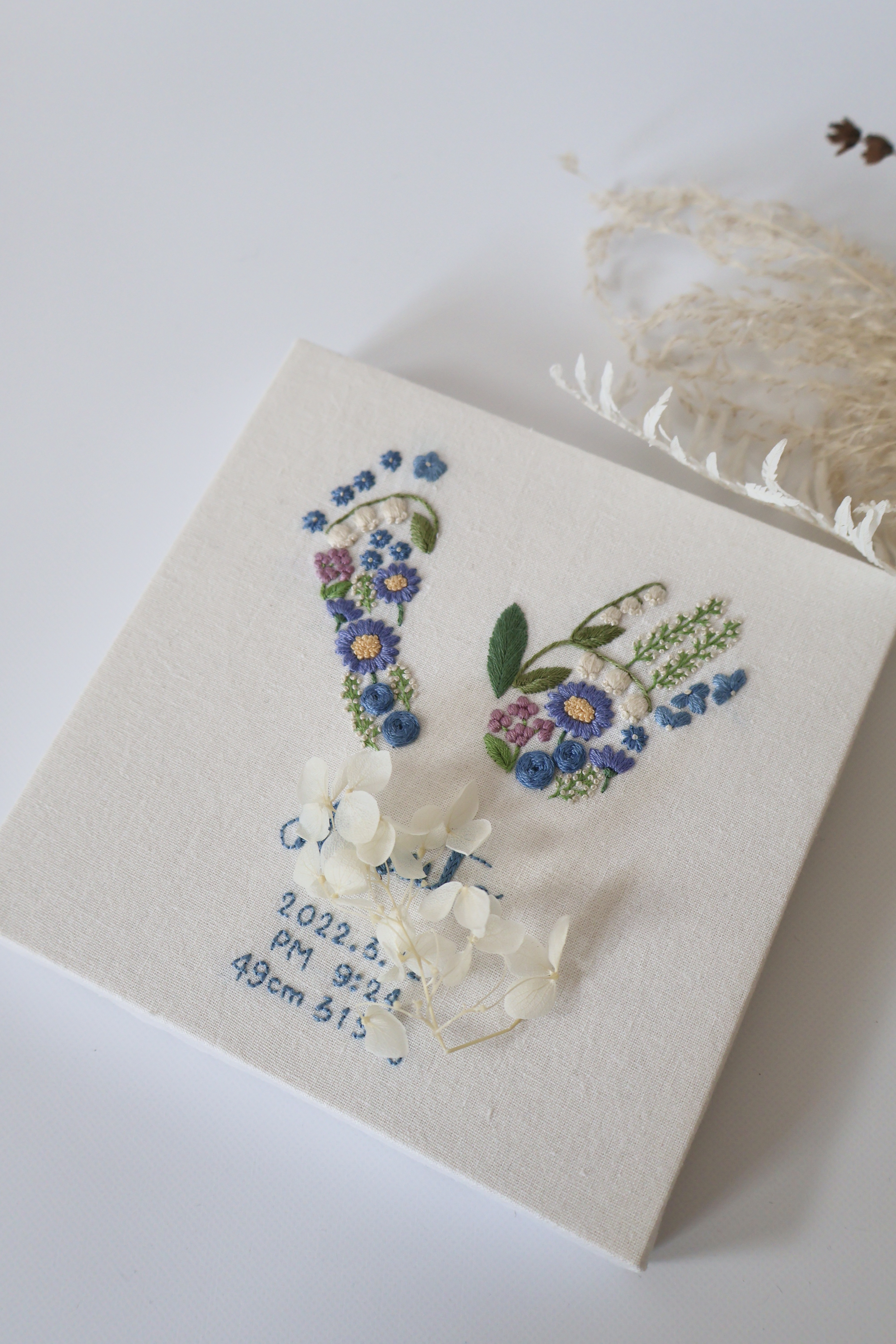 【手形足形刺繍命名書】幸福の花束デザイン　出産祝い　成長記録　内祝い　プレゼント　ニューボーンフォト　結婚式　命名書