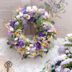 ふんわりすみれ色スターチスのオーパルリースミモザの蕾