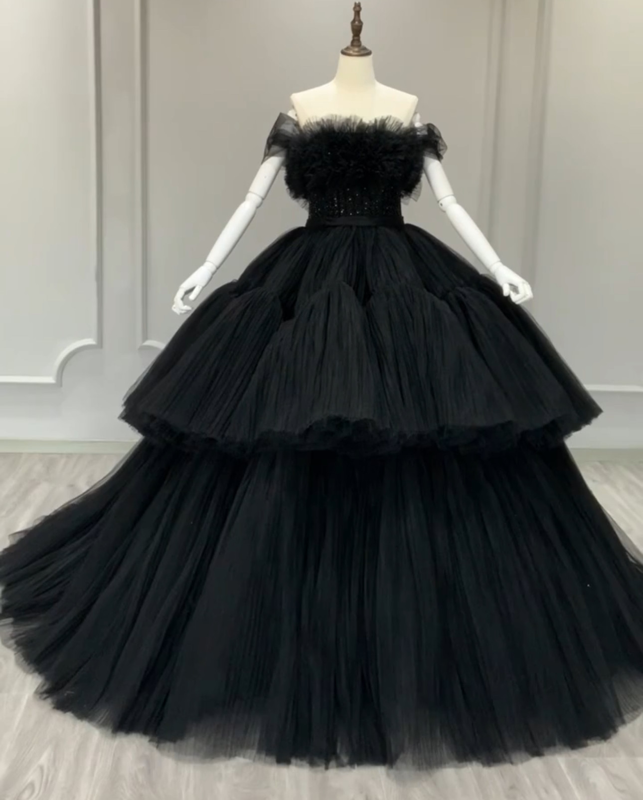 かっこいい　ブラック　カラードレス　前撮り　オフショルダー　二の腕カバー　ギャザー　プリンセスライン　ボリューム　結婚式