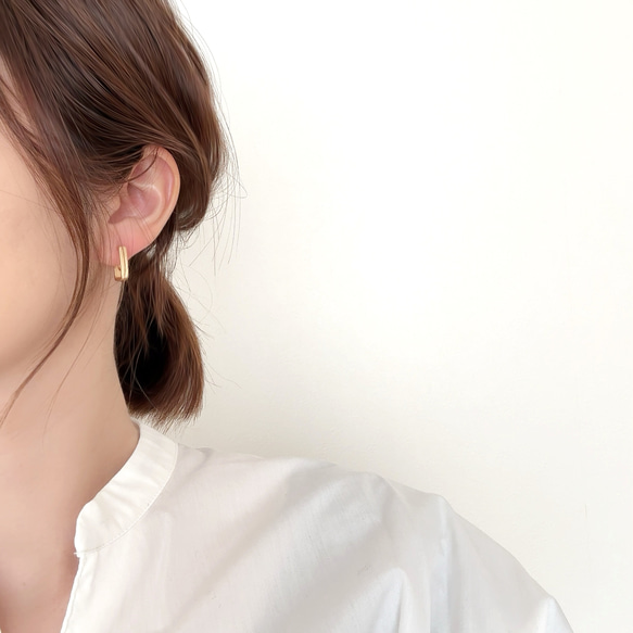 大人気シリーズ◆痛くならないスクエアフープイヤリング/ピアスに見える　結婚式　金属アレルギー対応　フォーマル　ゴールド 3枚目の画像