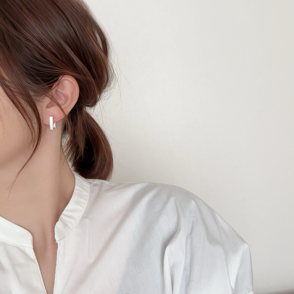 大人気シリーズ◆痛くならないスクエアフープイヤリング/ピアスに見える　結婚式　金属アレルギー対応　フォーマル　ゴールド 2枚目の画像