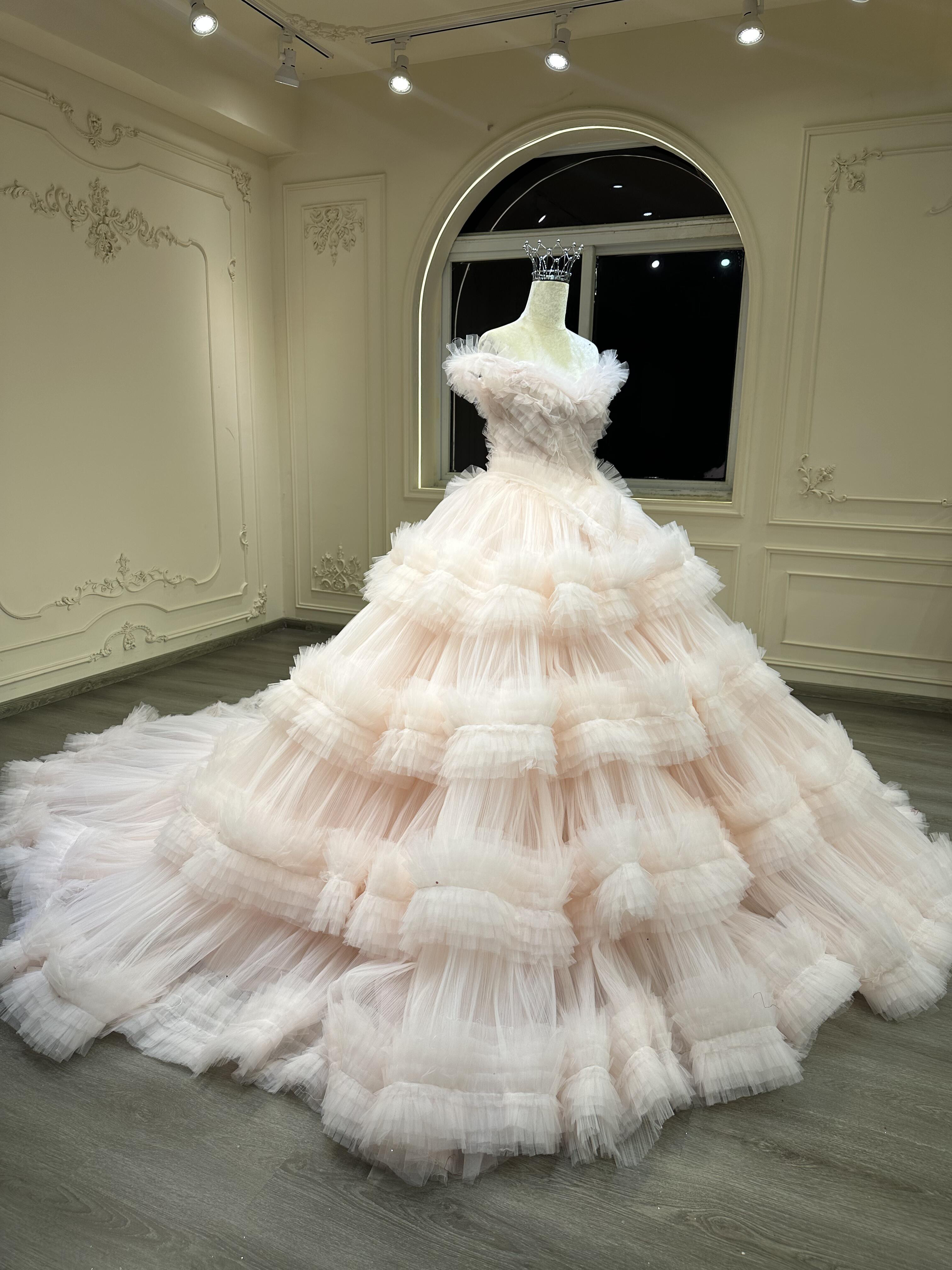 可愛いカラードレス　ピンク　お色直し　プリンセスライン　ギャザースカート　ラッフルスカート　ソフトチュール　二の腕カバー