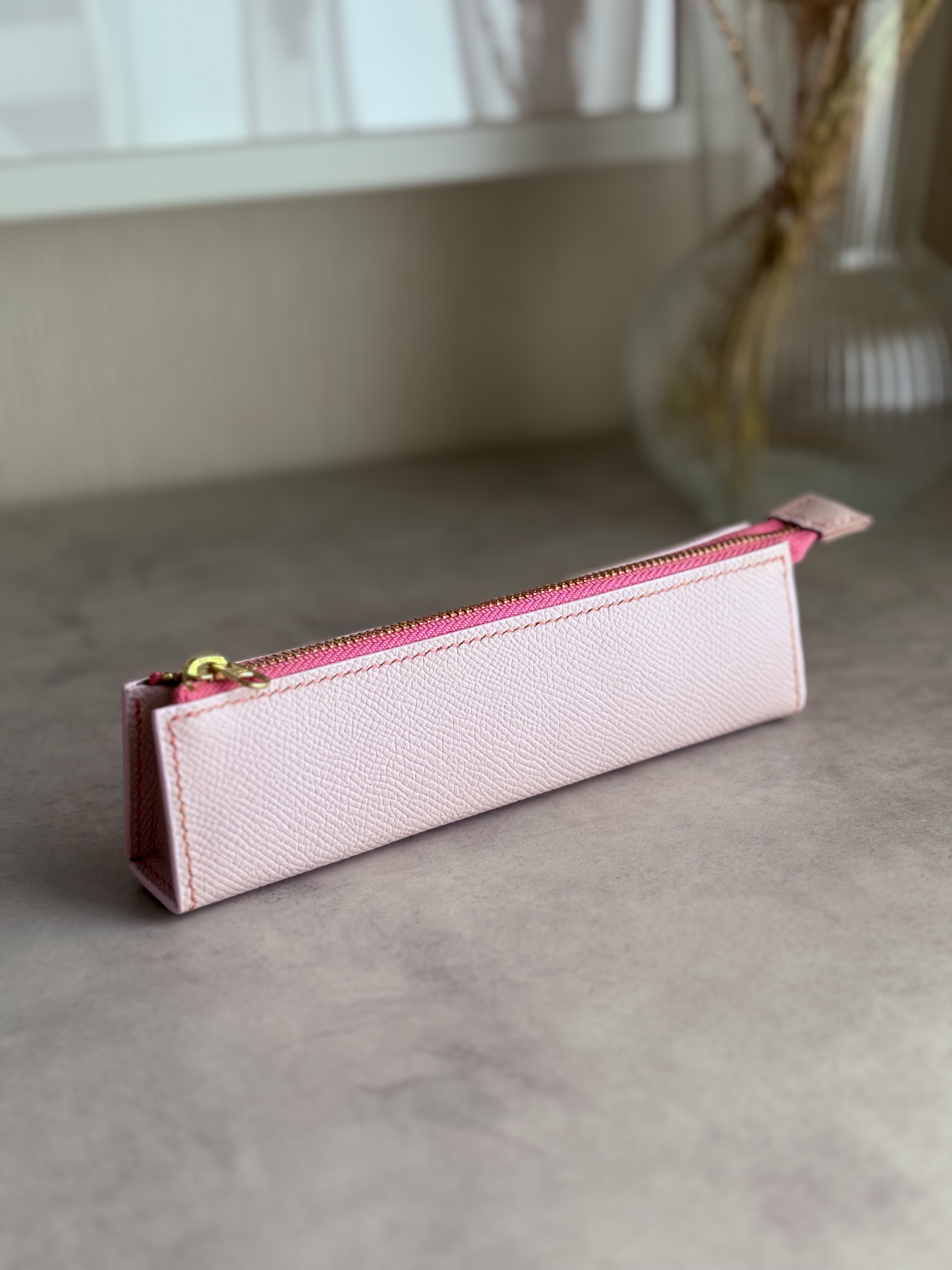 【フランス／フランス産レザー】本革スリムペンケース｜桜ピンク／ヴォーエプソン使用・入学祝いにもおすすめ