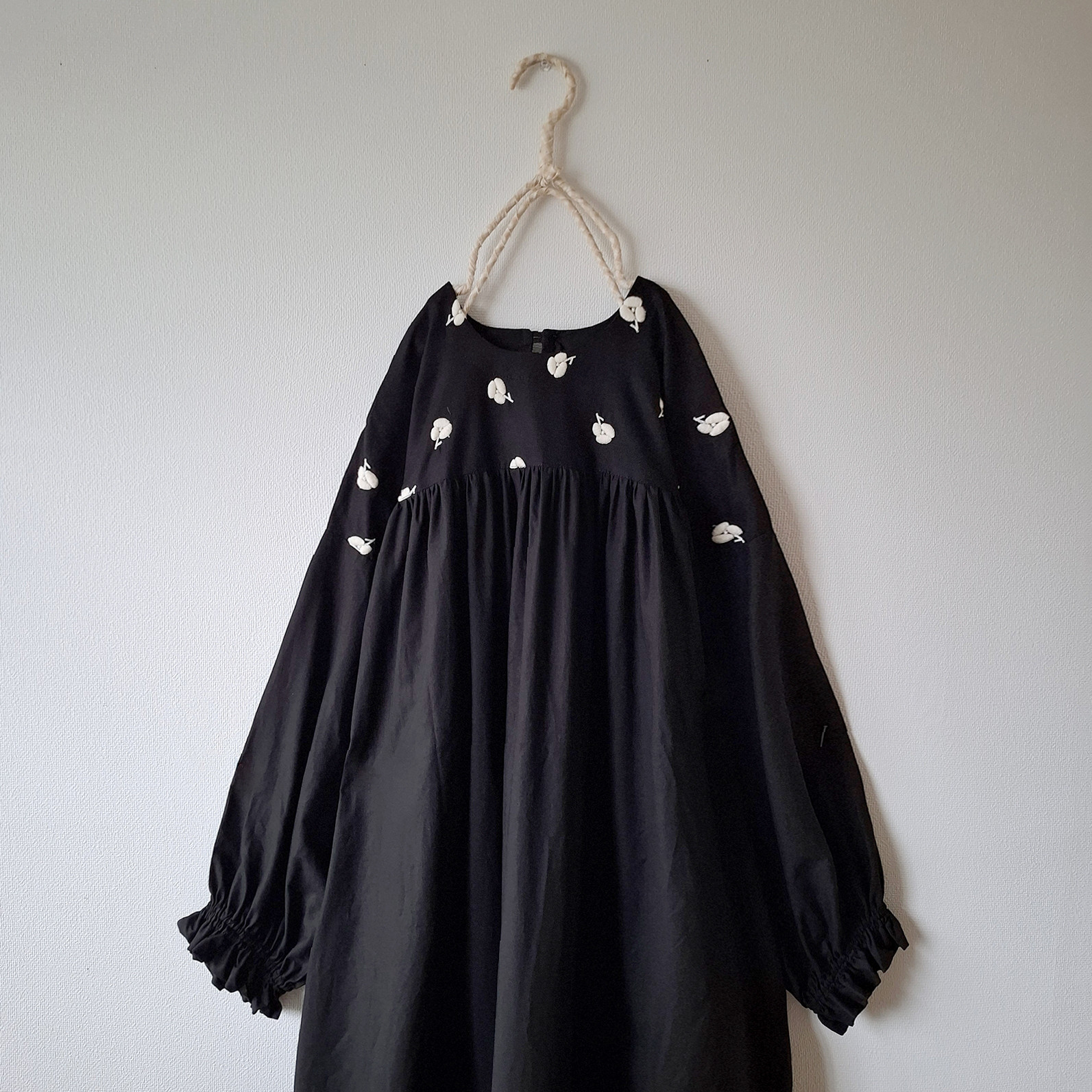 ポピー刺繍の切り替えワンピース