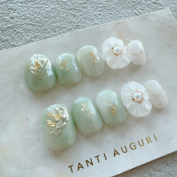 薄い緑色 ネイルチップ ショート ピスタチオグリーン 短め 小さい爪 花 ぷっくり ニュアンス 薄め 控えめ 付け爪 2枚目の画像