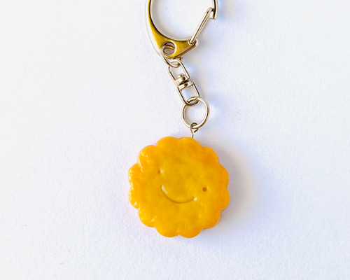 クッキーのキーホルダー 樹脂粘土のフェイクスイーツ 花