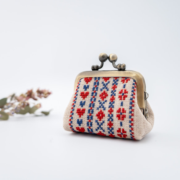 赤と青のコントラストが魅力 ボーダー刺繍のリネンミニがま口