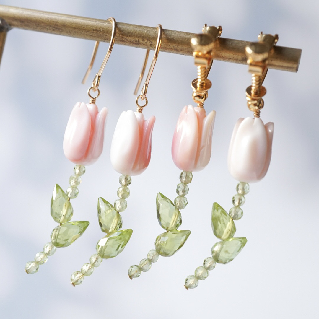 【ピアス／イヤリング】チューリップ クィーンコンクシェル ペリドット 天然石 誕生石 春 花 ピンク 樹脂 14kgf