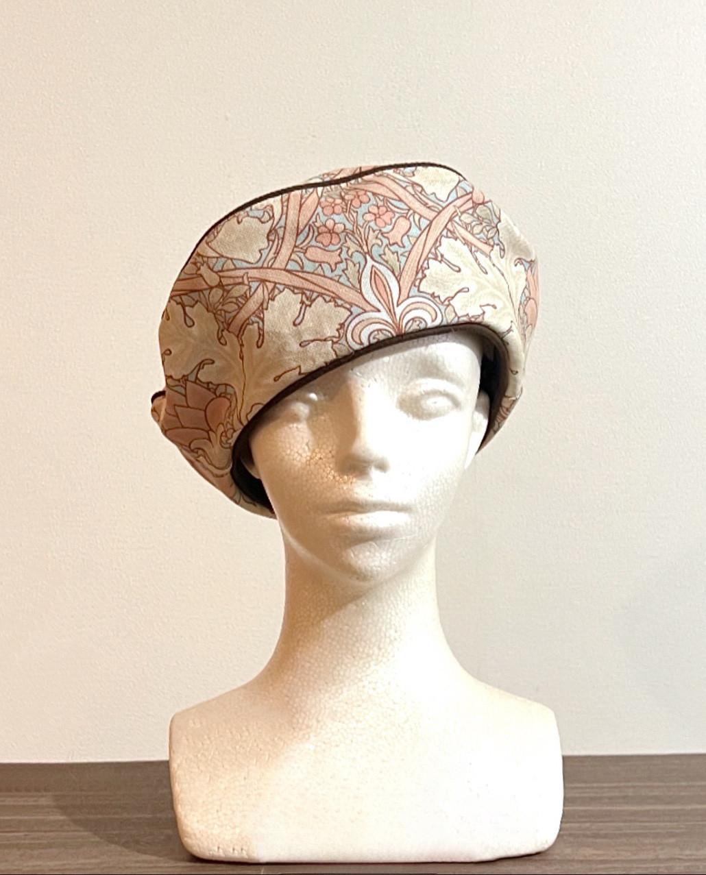 新作‼️カタチにこだわるベレー帽　ウィリアムモリス　サンドベージュリーフ