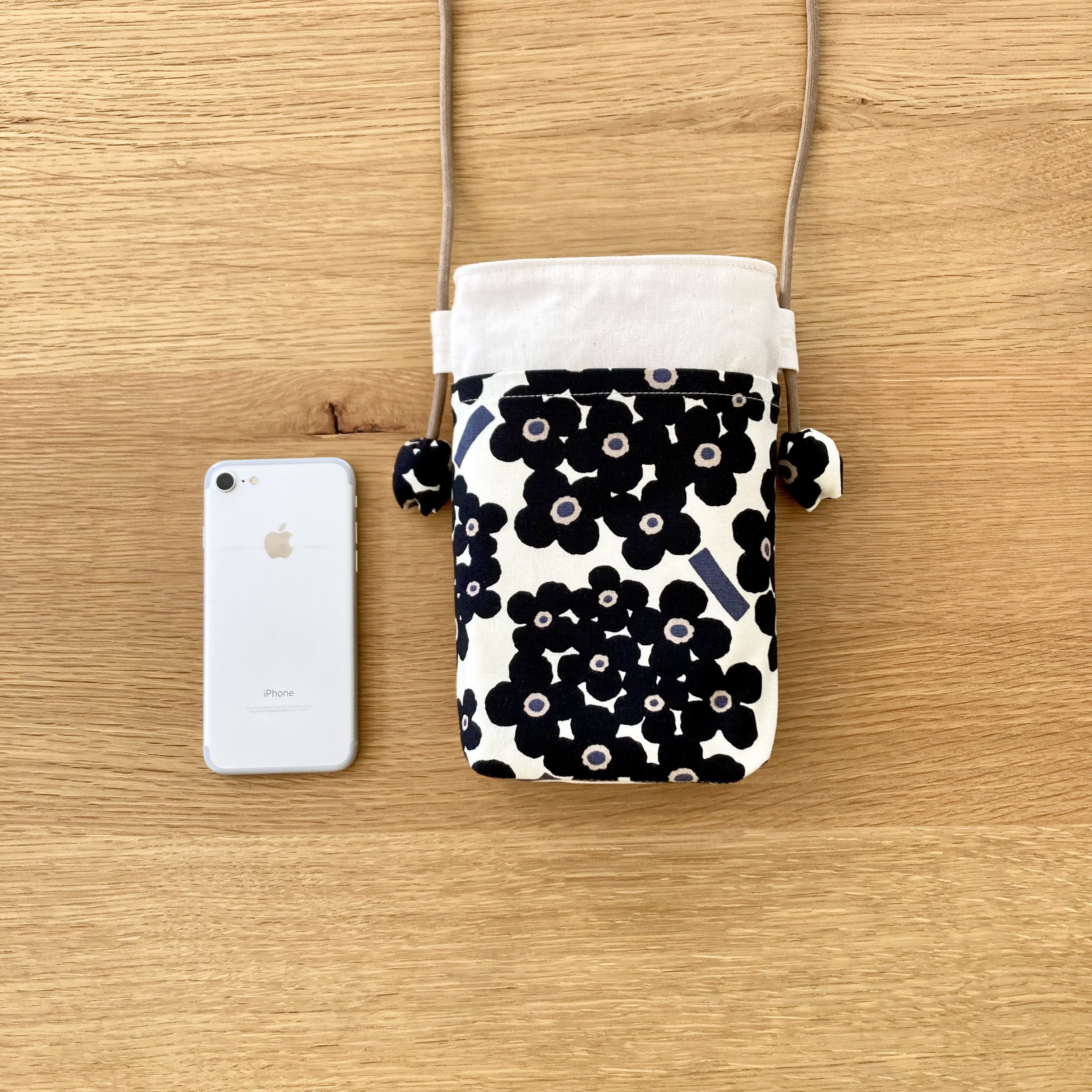 ちょっと大きめＬサイズ⭐️アナベル柄　布製スマホポシェット【ナチュラル✖️ブラック】旅行やお散歩のおともに